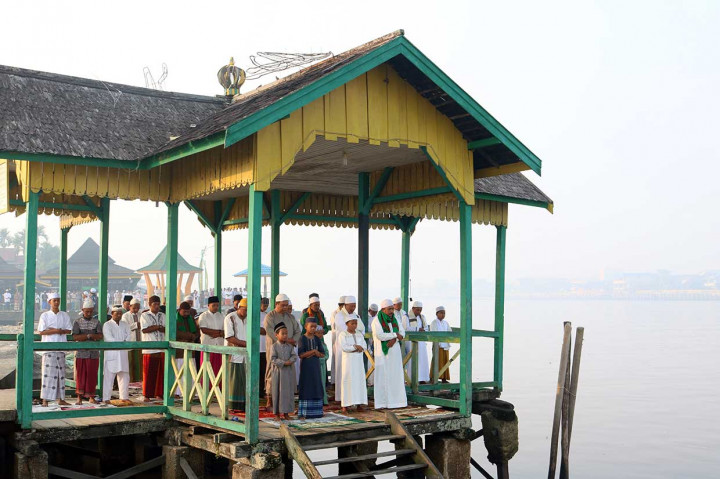 Umat Muslim di Pontianak melaksanakan salat Idul Adha dalam kondisi diselimuti kabut asap pekat yang berasal dari pembakaran hutan dan lahan. Antara Foto/Jessica Helena Wuysang