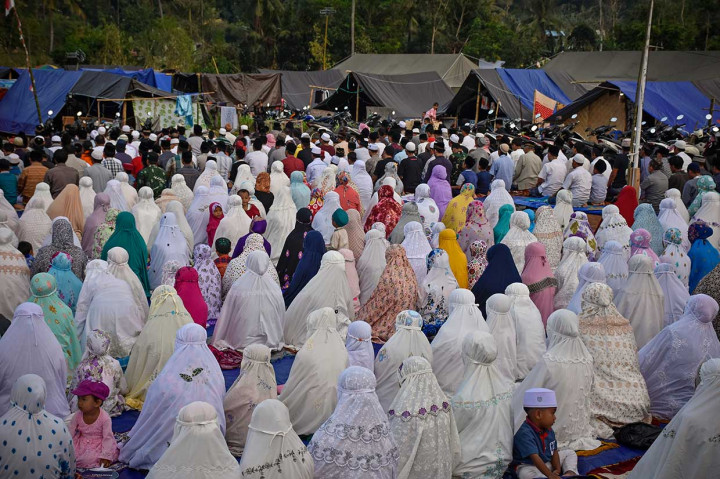 Korban gempa bumi melaksanakan Salat Iduladha 1439 H di Posko Pengungsian Desa Kekait, Kecamatan Gunungsari, Lombok Barat, NTB. Antara Foto/Ahmad Subaidi