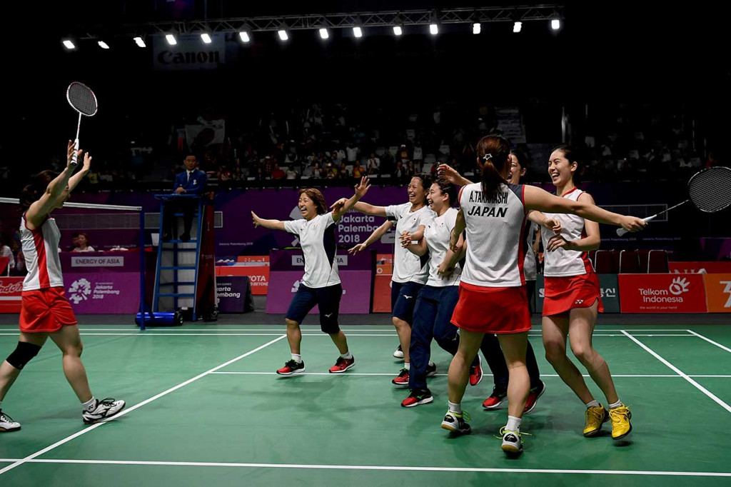 Tim bulu tangkis putri Jepang melakukan selebrasi usai menundukkan Tiongkok pada final beregu putri Asian Games 2018 di Istora Senayan, Jakarta. INASGOC/Antara Foto/Puspa Perwitasari