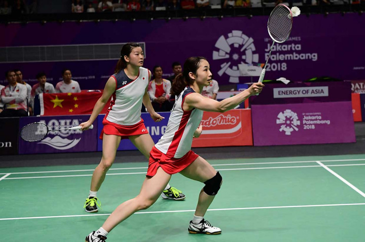 Tim putri Jepang memastikan meraih medali emas lewat pasangan Misaki Matsutomo/Ayaka Takahashi yang menang dua gim langsung 21-16, 21-11 atas Huang Dong Ping/Zheng Yu. AFP Photo/Sonny Tumbelaka
