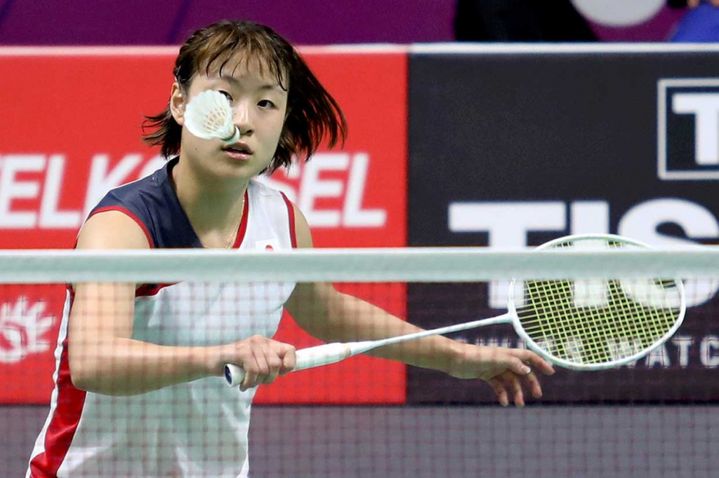 Tim putri negara Matahari Terbit pun menggandakan keunggulan setelah tunggal kedua mereka Nozomi Okuhara menang atas He Bing Jiao dalam pertandingan tiga gim 21-16, 19-21, 21-15.  INASGOC/Antara Foto/Nafielah Mahmudah