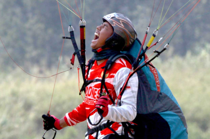 Atlet paralayang putra Indonesia Jafro Megawanto meluapkan kegembiraan setelah berhasil menginjak target pada babak keenam nomor ketepatan mendarat, Asian Games 2018 di Cisarua, Bogor, Jawa Barat, Rabu, 22 Agustus 2018. INASGOC/Antara Foto/Crack Palinggi