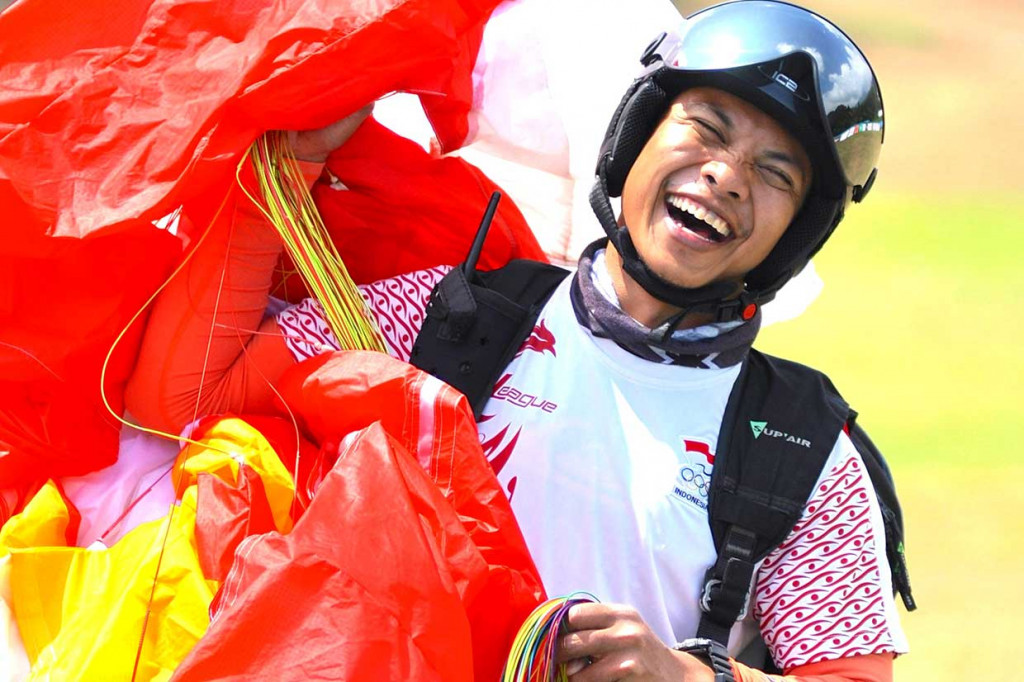 Tim putra Indonesia lewat cabang olahraga paralayang berhasil meraih medali emas Asian Games 2018 untuk nomor ketepatan mendarat beregu putra yang berlangsung di kawasan Puncak, Bogor, Rabu, 22 Agustus 2018.  INASGOC/Antara Foto/Tagor Siagian
