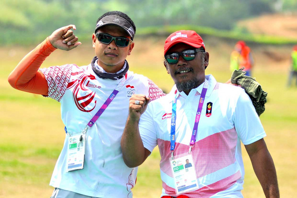 Tim putra Indonesia yang meraih emas terdiri atas  Aris Apriansyah, Joni Efendi, Jafro Megawangi, Hening Paradigma, Roni Pratama. NASGOC/Antara Foto/Crack Palinggi