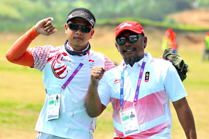 Tim putra Indonesia yang meraih emas terdiri atas  Aris Apriansyah, Joni Efendi, Jafro Megawangi, Hening Paradigma, Roni Pratama. NASGOC/Antara Foto/Crack Palinggi