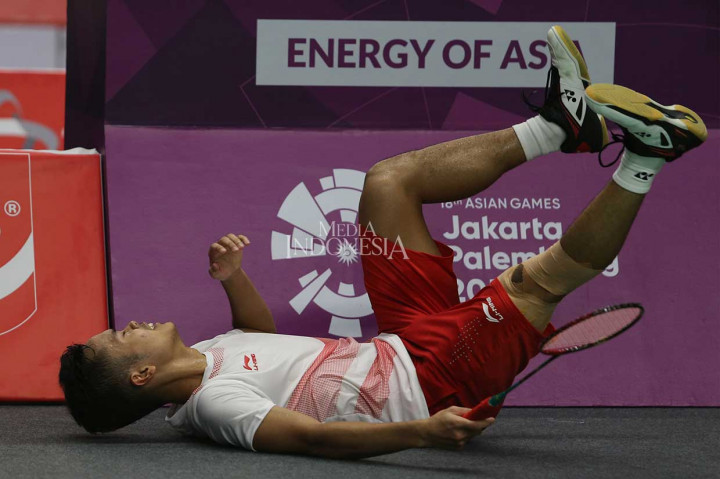 Sinisuka Ginting mengalami cedera di akhir gim ketiga saat kedudukan sama kuat 19-19. 