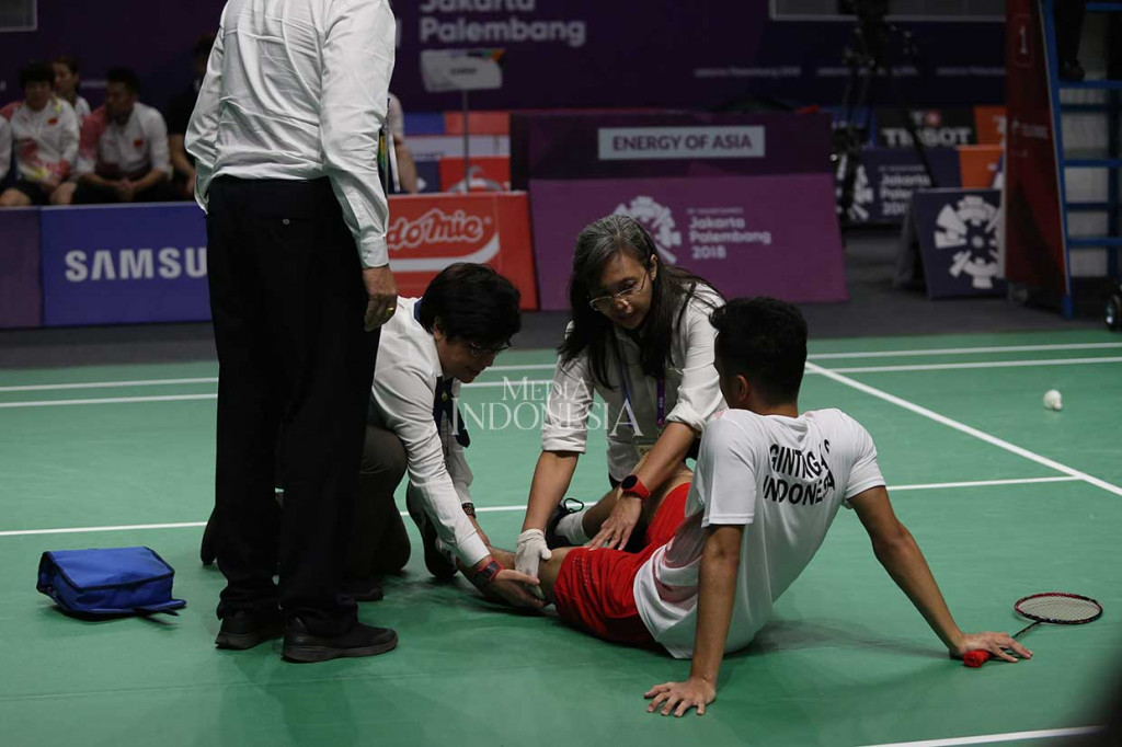 Sinisuka Ginting sempat dua kali mendapat perawatan dari tim medis dan kemudian melanjutkan pertandingan.
