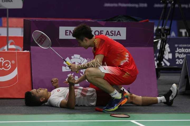 Shi Yuqi menunjukkan rasa simpatinya kepada Sinisuka Ginting yang telah berjuang mati-matian di tengah lapangan.
