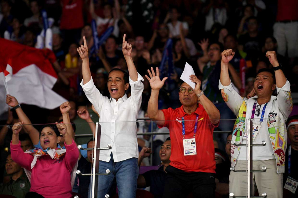 Presiden Joko Widodo (kedua kiri) didampingi Ibu Negara Iriana Joko Widodo (kiri), Menko Polhukam sekaligus Ketua Umum PBSI Wiranto (kedua kanan), Menpora Imam Nahrawi (kanan) bersorak saat menyaksikan final bulutangkis beregu putra Indonesia melawan Tiongkok di Istora Senayan, Jakarta, Rabu malam. INASGOC/Antara Foto/Puspa Perwitasari