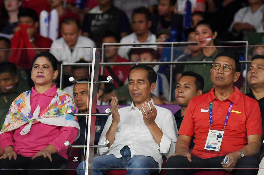 Presiden Jokowi didampingi Ibu Iriana dan Menko Polhukam sekaligus Ketua Umum PBSI Wiranto berdoa di sela-sela menyaksikan perjuangan tim bulutangkis Indonesia melawan Tiongkok. INASGOC/Antara Foto/Puspa Perwitasari
