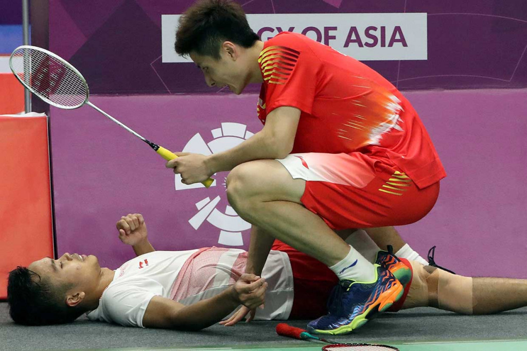 Indonesia tertinggal di laga pertama setelah tunggal putra Anthony Sinisuka Ginting harus mengakui keunggulan pemain Tiongkok Shi Yuqi. Ginting mengalami cedera dan menyerah 21-14, 21-23, 20-21 (ret). INASGOC/Antara Foto/Jessica Margaretha