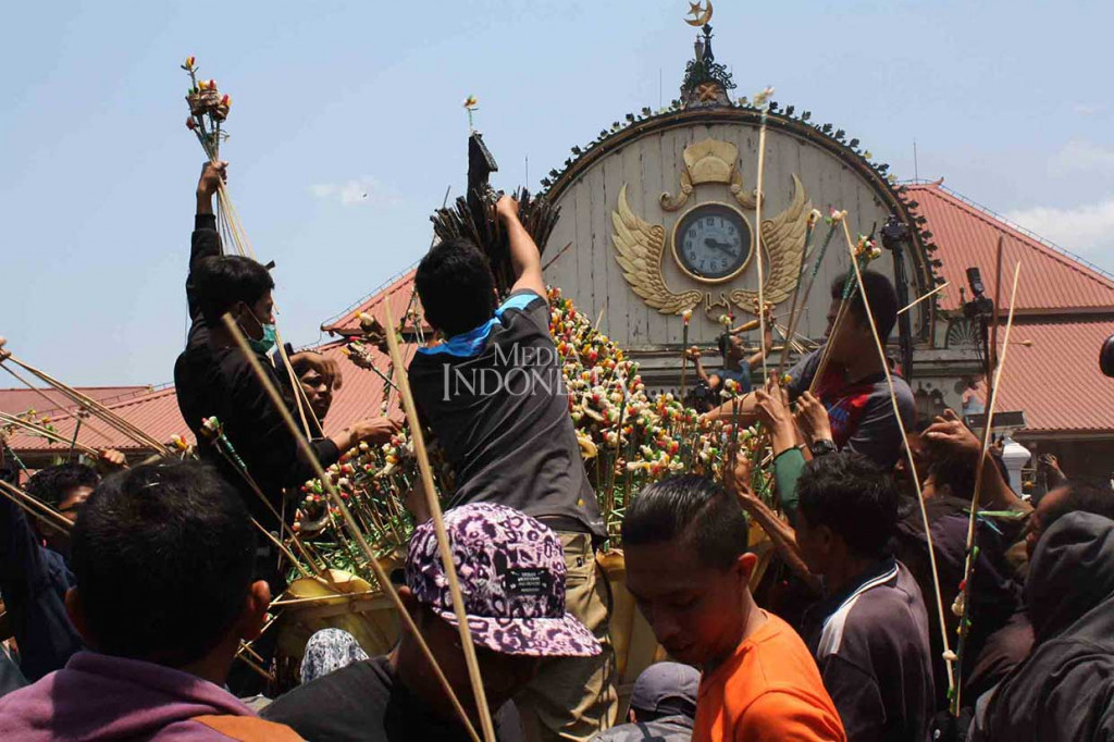 Ratusan warga berebut gunungan saat proses adat Hajad Dalem Grebeg Besar Dal 1951 di halaman Masjid Gedhe Kauman, Yogyakarta, Rabu, 22 Agustus 2018. MI/Agus Utantoro