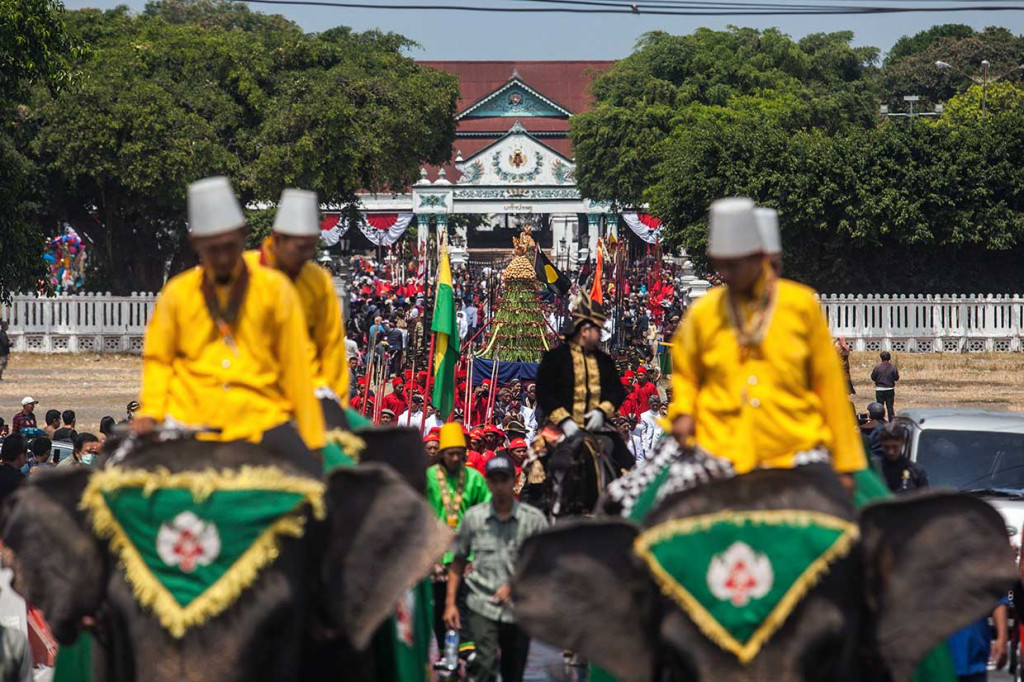 Sebelumnya, tujuh gunungan hasil bumi yang terdiri atas gunungan kakung, puteri, gepak, darat, pawuhan, dan dua gunungan jaler diarak ratusan prajurit dari Siti Hinggil Keraton Ngayogyakarta Hadiningrat. Antara Foto/Andreas Fitri Atmoko