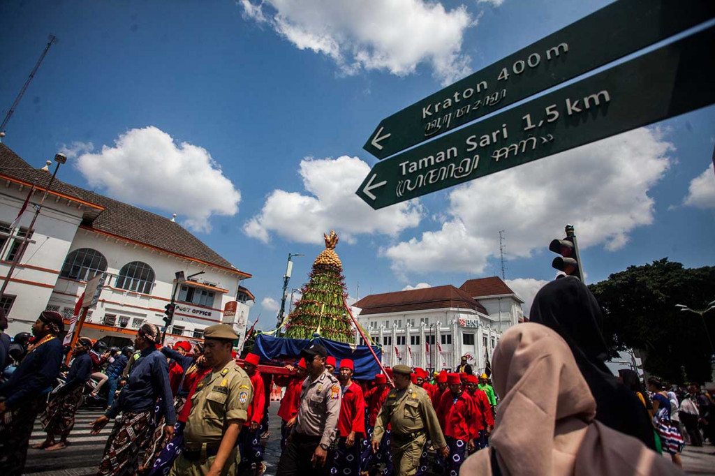 Sebanyak lima gunungan di antaranya diarak menuju Masjid Gedhe Kauman Yogyakarta, sedangkan dua lainnya menuju Kantor Kepatihan dan Puro Pakualaman. Gunungan tersebut kemudian diperebutkan oleh warga dan juga wisatawan. Antara Foto/Andreas Fitri Atmoko
