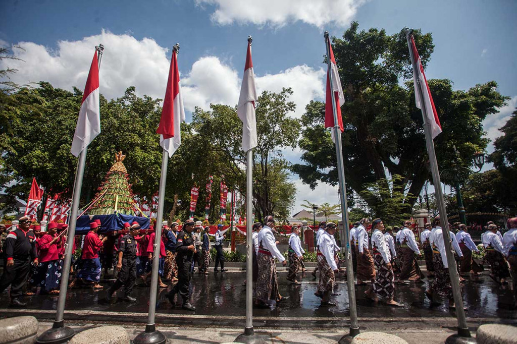 Menurut adik Sri Sultan HB X, GBPH Yudhaningrat, gunungan yang dibagikan kepada masyarakat merupakan simbol sedekah raja kepada rakyatnya sekaligus wujud rasa syukur Raja Yogyakarta terhadap Allah SWT. Antara Foto/Andreas Fitri Atmoko