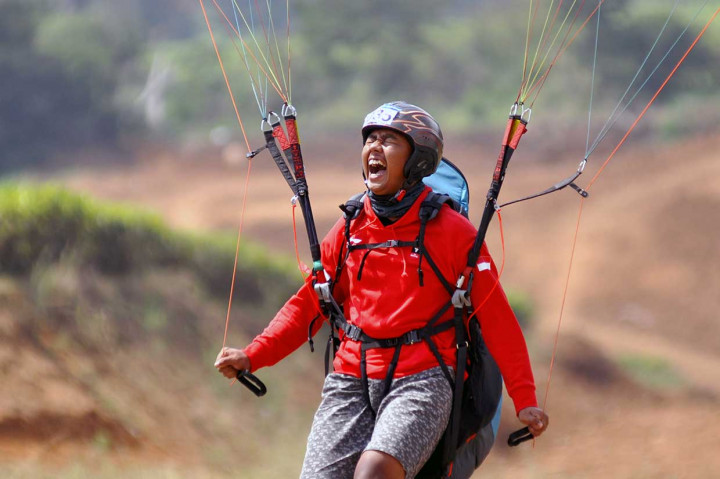 Atlet paralayang putra Indonesia Jafro Megawanto meluapkan kegembiraan setelah berhasil menginjak target pada nomor ketepatan mendarat (KTM) individual putra Asian Games 2018, Kamis, 23 Agustus 2018.