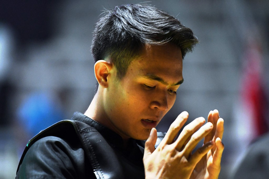 Komang Harik Adi Putra berdoa sebelum menghadapi pesilat Timor Leste David No-Ano Ximenes dalam babak 16 besar Kelas E Putra. Tiga lagi pesilat RI yang hari ini bertanding adalah Iqbal Candra Pratama, Abdul Malik dan Amri Rusdana.  INASGOC/Antara Foto/Dewi Nurcahyani