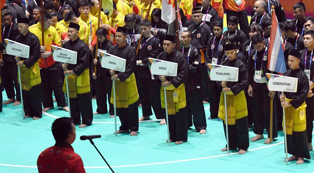 Kontingen negara peserta Asian Games 2018 mengikuti upacara pembukaan pertandingan pencak silat yang dipimpin Menpora Imam Nahrawi (kiri bawah). Rangkaian pertandingan digelar di Padepokan Pencak Silat Taman Mini Indonesia Indah (TMII), Jakarta.  INASGOC/Antara Foto/Dewi Nurcahyani