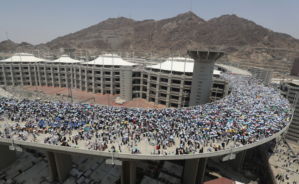 Jemaah haji dari berbagai negara secara bergantian melaksanakan prosesi melempar jumroh yang tediri dari tiga tahap. AFP Photo/Ahmad Al Rubaye