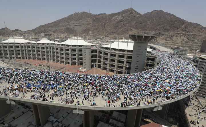 Jemaah haji dari berbagai negara secara bergantian melaksanakan prosesi melempar jumroh yang tediri dari tiga tahap. AFP Photo/Ahmad Al Rubaye