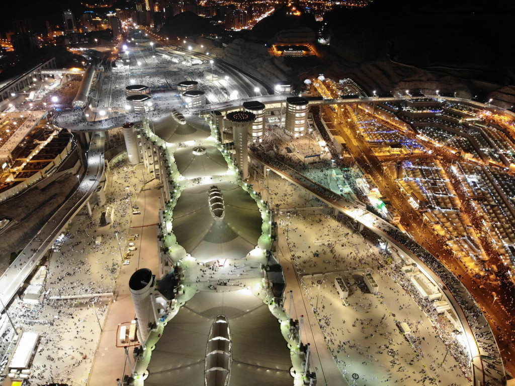 Jumarat Mina terlihat dari atas. Gedung tempat melempat jumroh ini terdiri dari 4,5 lantai dan 1 basement. Ada tiga tujgu di setiap lantai. AFP Photo/Bandar Al Dandani