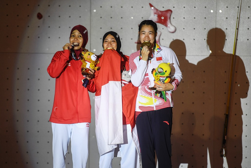 Medali perunggu speed climbing Asian Games 2018 diraih oleh climber Tiongkok,  He Cuilian (kanan). Indonesia memborong podium I dan II.   INASGOC/Antara Foto/Hendra Nurdiyansyah