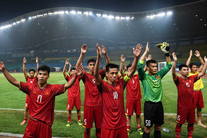 Tim sepak bola Vietnam menyapa pendukungnya seusai memenangkan pertandingan melawan Bahrain pada babak 16 besar Asian Games ke-18 di Stadion Patriot Candrabaga, Bekasi, Kamis malam. INASGOC/Antara Foto/Dhemas Reviyanto