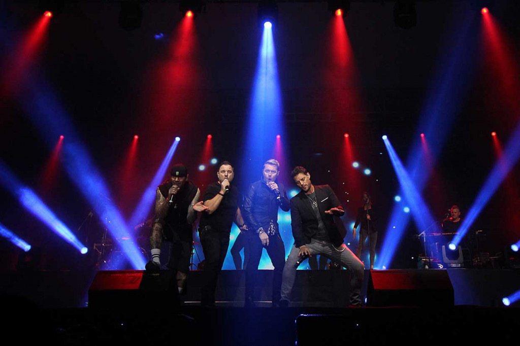 Boyband asal Irlandia, Boyzone membawakan lagu andalannya dalam konser perpisahan bertajuk 'Boyzone 25 Years Farewell Concert' di Surabaya, Jawa Timur, Kamis, 23 Agustus 2018 malam.