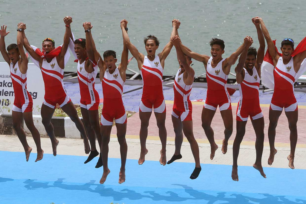 Regu dayung Indonesia merayakan keberhasilan meraih medali emas seusai pertandingan dayung kelas ringan delapan putra Asian Games 2018 di JSC Lake Jakabaring, Palembang, Sumatera Selatan, Jumat, 24 Agustus. 