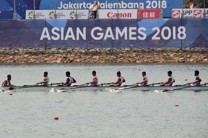 Regu dayung putra Indonesia memacu perahunya menuju garis finis pada final kelas ringan delapan putra.
