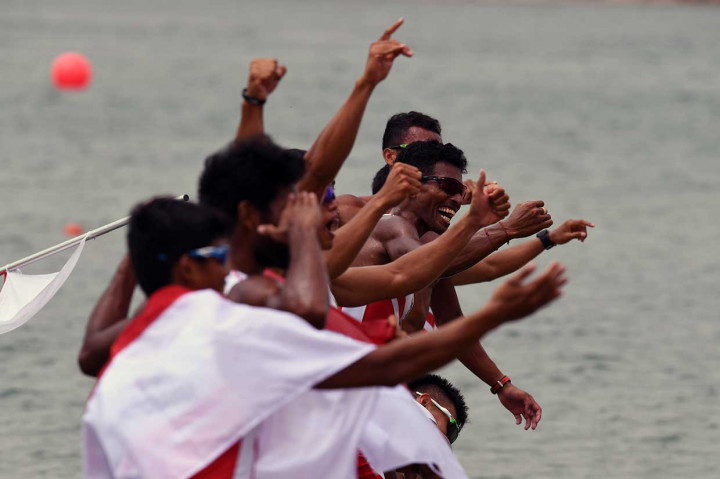 Regu dayung putra Indonesia meluapkan kegembiraan mereka usai menyentuh garis finis pertama.