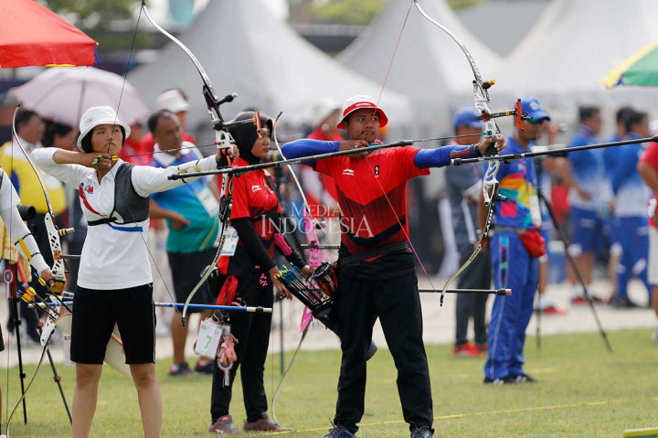Pemanah Indonesia Riau Ega (kanan) bersama Dianinda Choirunisa membidik sasaran saat melawan pasangan pemanah Korea Utara UJ Kang dan YW Pak pada babak delapan besar nomor recurve beregu campuran Asian Games 2018 di Stadion Panahan, Komplek GBK, Jakarta, Jumat, 24 Agustus 2018. 