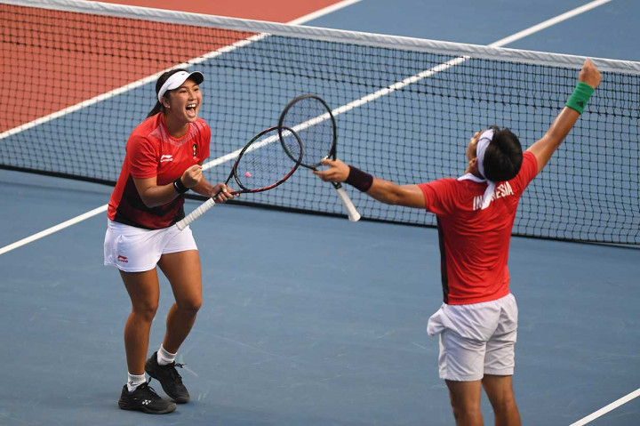 Christopher Rungkat dan Aldila Sutjiadi melakukan selebrasi seusai mengalahkan petenis Jepang Erina Hayashi dan Kaito Eusugi pada semifinal ganda campuran Asian Games 2018 di Jakabaring Sport City, Palembang, Sumatera Selatan, Jumat, 24 Agustus 2018.
