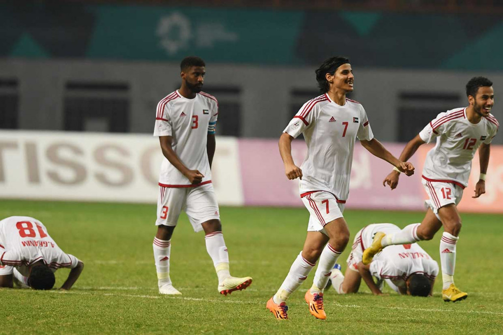 Sementara para pemain Uni Emirat Arab meluapkan kegembiraan mereka setelah mengalahkan Indonesia lewat adu penalti dengan skor 4-3 (2-2). AFP Photo/Aamir Qureshi