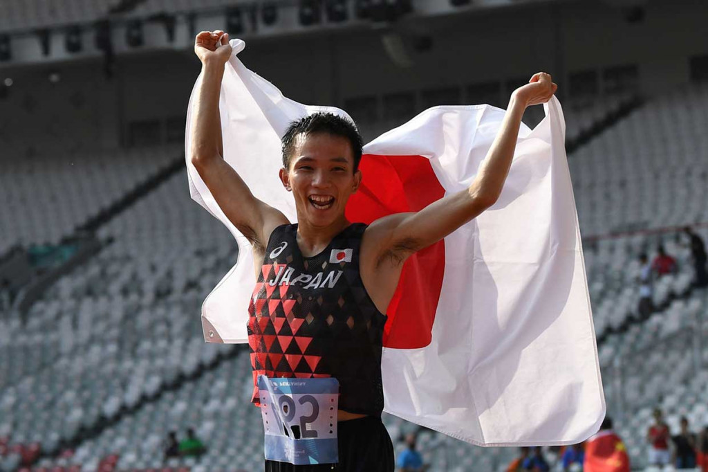 Pelari Jepang Hiroto Inoue melakukan selebrasi usai menyabet medali emas maraton Asian Games 2018, Sabtu, 25 Agustus 2018.