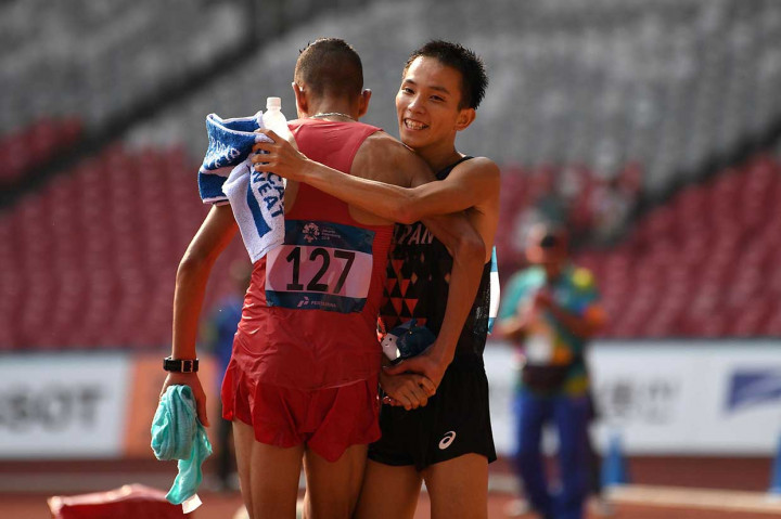 Inoue mendapat ucapan selamat dari Elabbassi.