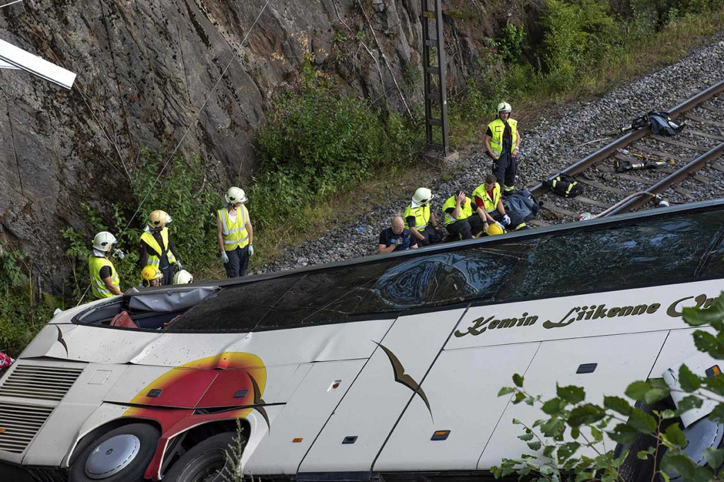 Setidaknya empat penumpang tewas dan 20 lainnya terluka, dua di antaranya serius akibat kecelakaan tersebut.