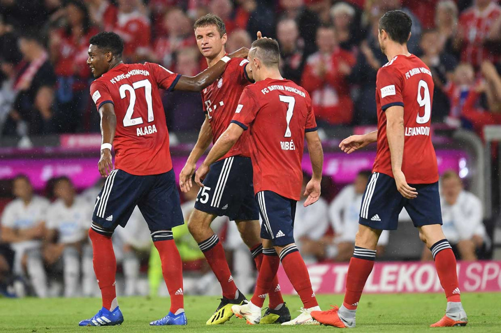 Thomas Mueller membawa tuan rumah memimpin 1-0 lewat sundulan pada menit ke-23. Mueller menjadi pencetak gol perdana Muenchen dan Liga Jerman musim 2018/2019.