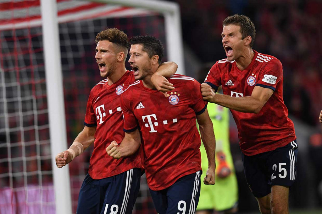 Lewandowski mencetak gol penalti yang dihadiahkan secara kontroversial pada menit ke-82, setelah ia harus mengulangi eksekusinya.