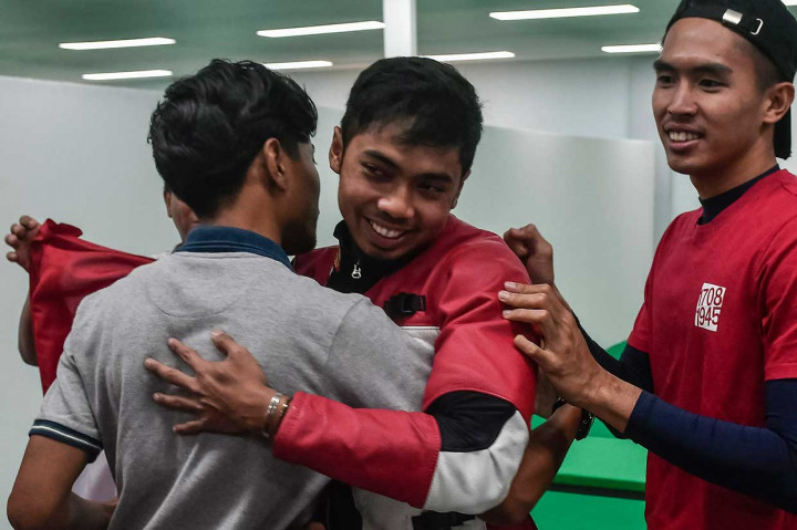 Petembak Indonesia Muhammad Sejahtera Dwi Putra mendapatkan ucapan selamat usai final 10 meter running target mixed putra Asian Games 2018 di arena menembak Jakabaring Sport City (JSC) Palembang, Sumatera Selatan, Sabtu, 25 Agustus 2018. 