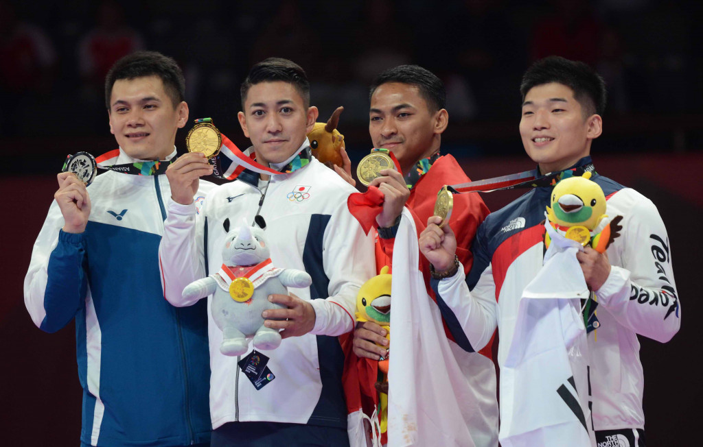 Zigi (dua kanan) dan kareteka Korsel Heejun Park (kanan) meraih medali perunggu. Emas dan perak kata perorangan putra Asian Games 2018 diraih karateka Jepang Ryo Kiyuna (dua kiri) dan karateka Chinese Taipei Yita Wang (kiri).  INASGOC/Antara Foto/Dewi Nurcahyani
