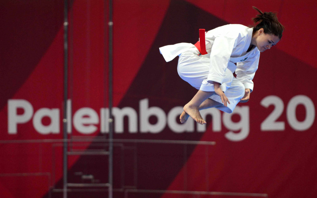 Karateka Makau Soi Lam Sou melakukan gerakan kata dalam babak perdelapan final kata perorangan putri Asian Games 2018 di JCC Plenary Hall, Jakarta, Sabtu (25/8/2018). INASGOC/Antara Foto/Dewi Nurcahyani