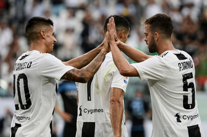 Tekanan yang diberikan Juventus berbuah hasil pada menit ke-30. Tembakan kaki kanan, Miralem Pjanic, dari luar kotak penalti membobol gawang Lazio. Afp Photo/Filippo Monteforte