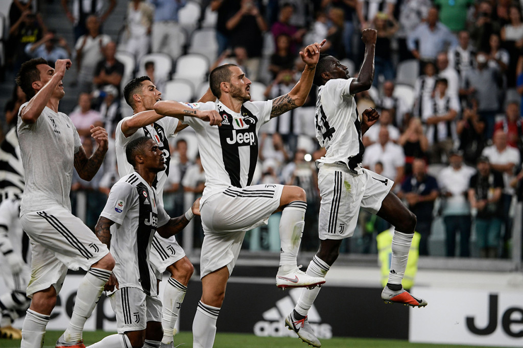 Gol kedua pun berhasil diciptakan oleh Mario Mandzukic pada menit ke-75. Umpan terukur dari Ronaldo tidak disia-siakan striker asal Kroasia untuk membawa Juventus unggul 2-0. Afp Photo/Filippo Monteforte