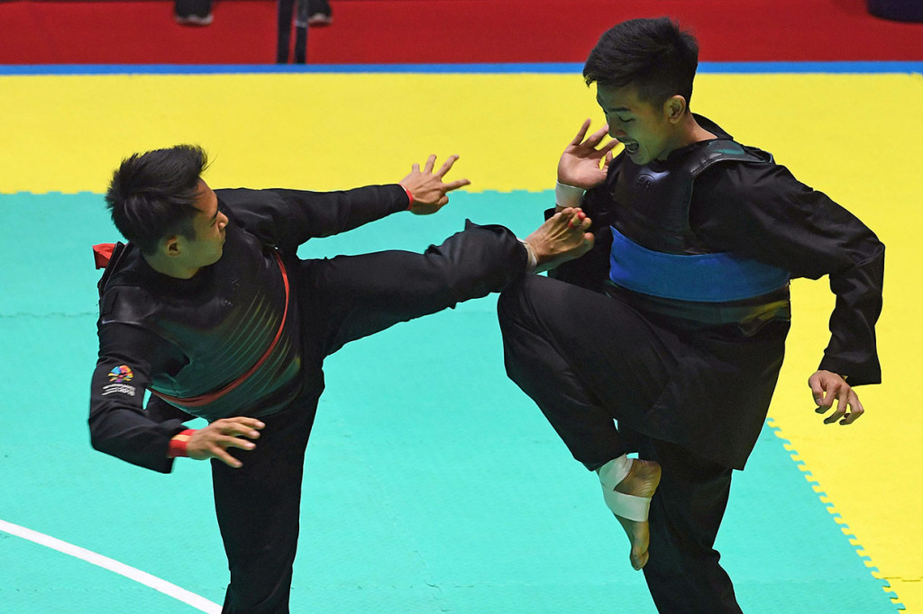 Sementara itu pesilat Indonesia lainnya, Komang Harik Adi Putra yang turun di Kelas E Putra (65-70), melaju ke final usai mengalahkan atlet Vietnam Pham Tuan Anh dengan skor telah 5-0 di semifnal. 