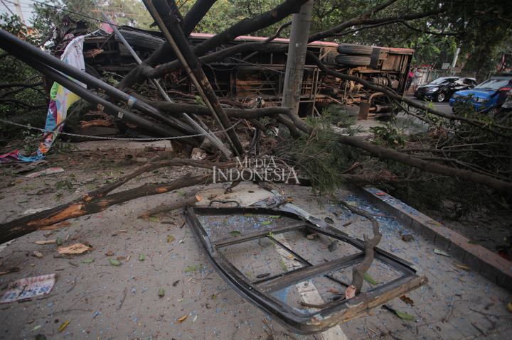 Sopir membuang setir ke samping kiri karena menghindari motor, kemudian menabrak pohon. Pohon pun roboh dan mengenai tiang telepon kemudian oleng ke kanan dan kendaraan terbalik dengan posisi akhir ke dua roda samping kiri di atas.