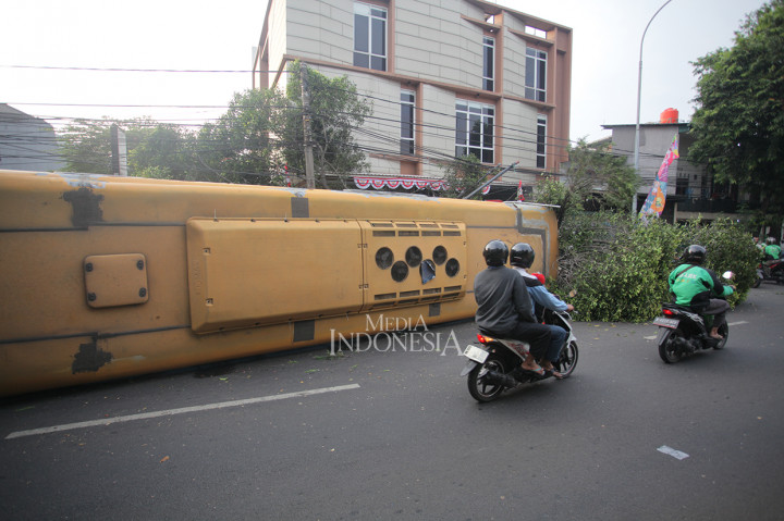 Lalin sempat terganggu akibat peristiwa tersebut.