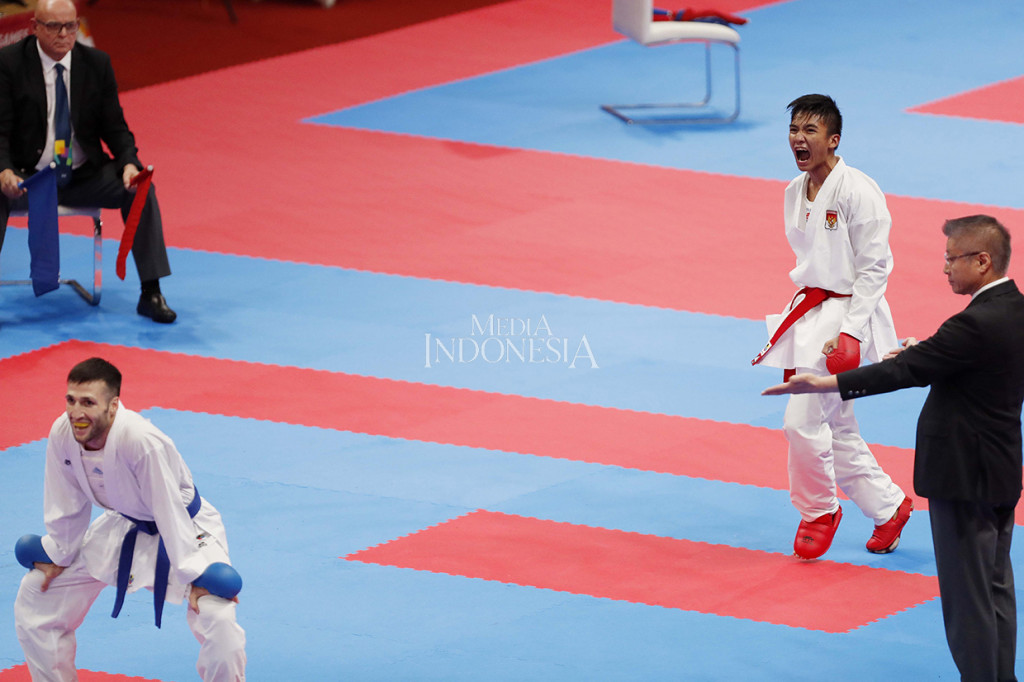 Ekspresi karateka Indonesia Rifki Ardiansyah Arrosyiid setelah menang melawan karateka Iran Amir Mahdi Zadeh pada Kumite kelas -60 kg putra Asian Games di Jakarta Convention Center, Komplek GBK.