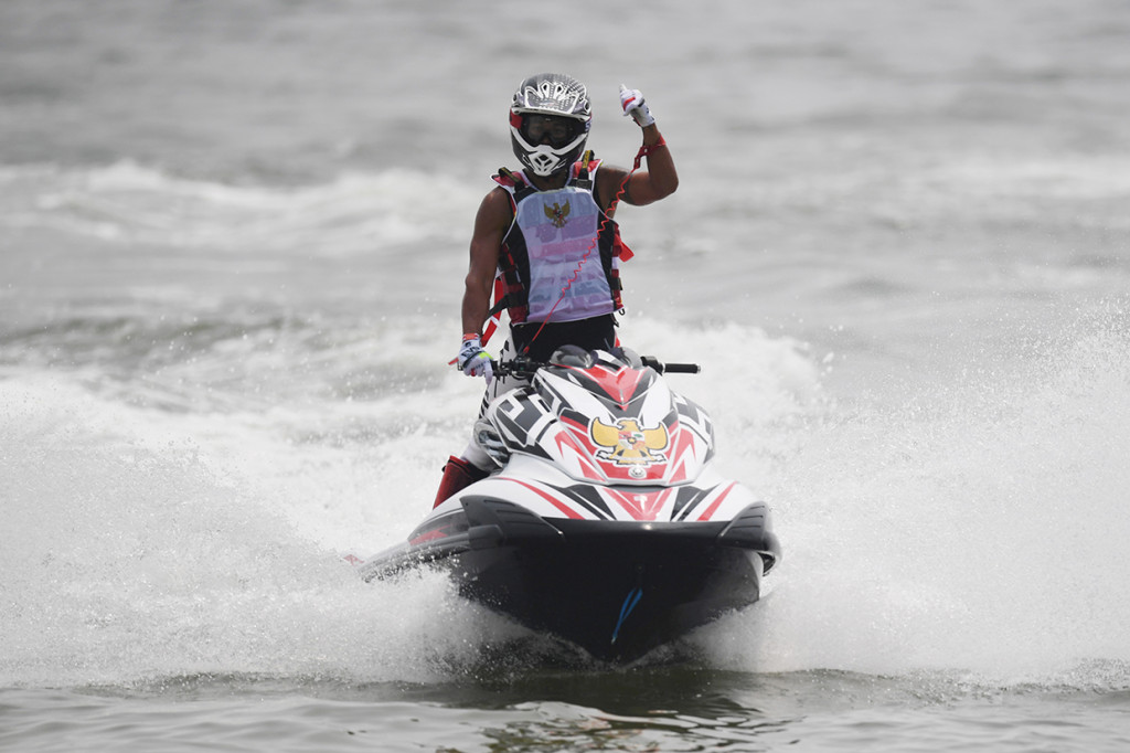 Aqsa Sutan Aswar melakukan selebrasi berhasil menyumbangkan medali emas Asian Games 2018 cabang olahraga Jetski di Pantai Ancol, Jakarta. Antara Foto/INASGOC/Andry Bey