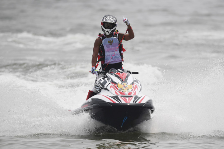 Aqsa Sutan Aswar melakukan selebrasi berhasil menyumbangkan medali emas Asian Games 2018 cabang olahraga Jetski di Pantai Ancol, Jakarta. Antara Foto/INASGOC/Andry Bey